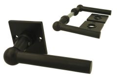 Béquilles de porte noir "chemin de fer" sur rosaces carrées