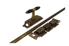 Crémone en applique pour fenêtre laiton patiné (1932)